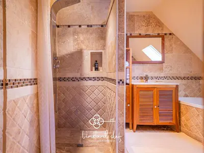 Salle de bains dans l'établissement Cocon Familial & Terrasse - Pôle Santé Sud - 10mn Circuit des 24H - L'Instant Clef