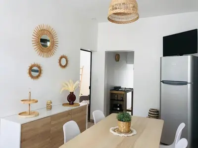 Cuisine ou kitchenette dans l'établissement Charmante maison de ville