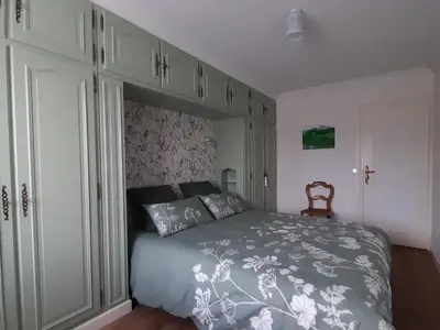 Un ou plusieurs lits dans un hébergement de l'établissement Gîte spacieux avec jardin, WiFi, animaux admis - FR-1-410-462