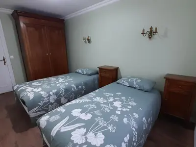 Un ou plusieurs lits dans un hébergement de l'établissement Gîte spacieux avec jardin, WiFi, animaux admis - FR-1-410-462