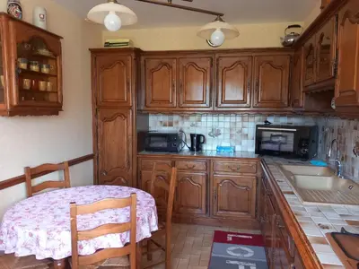 Cuisine ou kitchenette dans l'établissement Gîte spacieux avec jardin, WiFi, animaux admis - FR-1-410-462