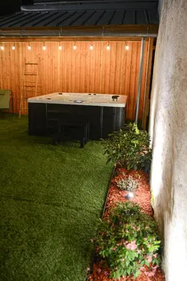 Jardin de l'établissement Maison de charme avec Jacuzzi