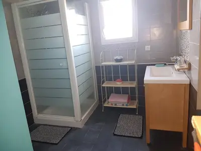 Salle de bains dans l'établissement Maison proche Circuit des 24h