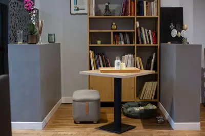 Bibliothèque dans l'hôtel