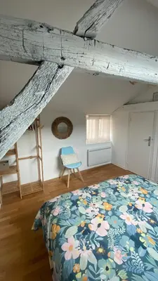 Un ou plusieurs lits dans un hébergement de l'établissement La Léonard île au coeur de l île d or logement avec chambre climatisée