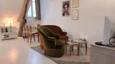 Coin salon dans l'établissement Le Perchoir des Prébendes - wifi - TV