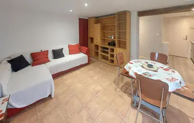 Coin salon dans l'établissement 1 Bedroom Amazing Home In Bléré