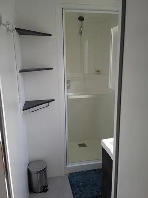 Salle de bains dans l'établissement Joli mobilhome 7 places, 3 chambres Blois Amboise Piscine