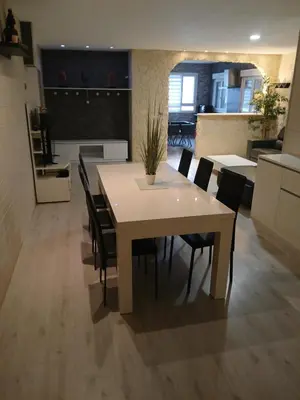 Cuisine ou kitchenette dans l'établissement Bienvenue
