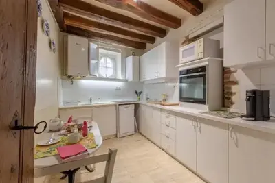 Cuisine ou kitchenette dans l'établissement Maison avec jardin à Cellettes, 150 m², local à vélos