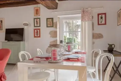 Télévision ou salle de divertissement dans l'établissement Maison avec jardin à Cellettes, 150 m², local à vélos