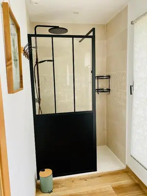 Salle de bains dans l'établissement Villa 10 min du circuit des 24h du Mans
