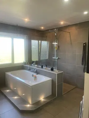 Salle de bains dans l'établissement Villa Le Leard