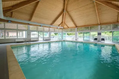 Piscine de l'établissement ZEcamping 3 étoiles dog friendly piscine couverte ou située à proximité
