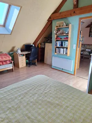 Bibliothèque dans le séjour chez l'habitant