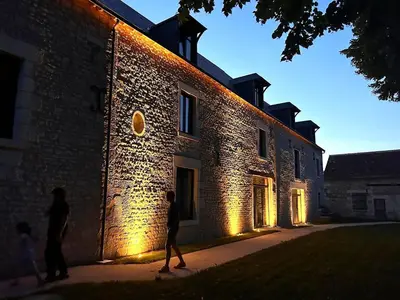 Plan de l'établissement Domaine proche de Chinon piscine, billard, pétanque et aire de jeux pour enfants