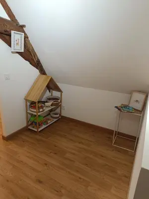 Bibliothèque dans la maison de vacances