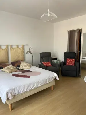 Un ou plusieurs lits dans un hébergement de l'établissement Joli studio avec balcon