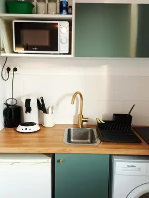 Cuisine ou kitchenette dans l'établissement Le nid d'Origet centre-ville wifi cosy