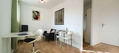 Télévision ou salle de divertissement dans l'établissement Le nid d'Origet centre-ville wifi cosy