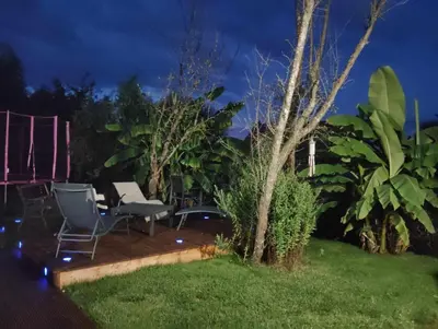 Jardin de l'établissement Logrment entier 8 personnes circuit 24h