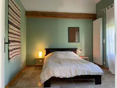 Un ou plusieurs lits dans un hébergement de l'établissement Ancienne grange rénové et cozy le long de la rivière du Cher