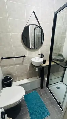 Salle de bains dans l'établissement Circuit des 24H du Mans - 8 personnes