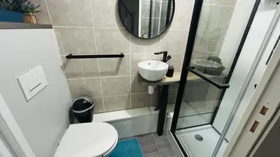 Salle de bains dans l'établissement Circuit des 24H du Mans - 8 personnes