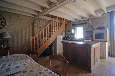 Cuisine ou kitchenette dans l'établissement Gîte semi-troglodytique du Vieux Chai de Trôo