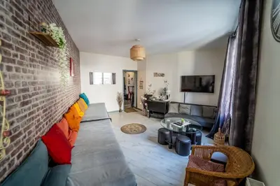 Télévision ou salle de divertissement dans l'établissement Cosy Grand appartement 6 pers hypercentre Blois