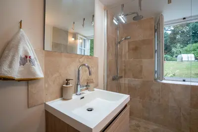 Salle de bains dans l'établissement Le Clos des Moriers 2 hours from Paris-Piscine-12 pers
