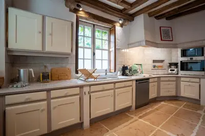Cuisine ou kitchenette dans l'établissement Le Clos des Moriers 2 hours from Paris-Piscine-12 pers