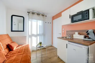 Cuisine ou kitchenette dans l'établissement Mars - Proche A10 - 2V - Parking