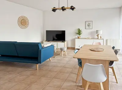 Télévision ou salle de divertissement dans l'établissement Le refuge