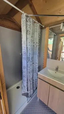 Salle de bains dans l'établissement Camping La Fritillaire