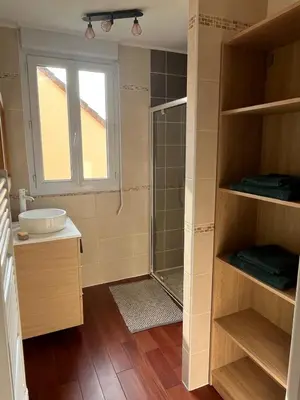 Salle de bains dans l'établissement Maison proche Circuit des 24h du Mans