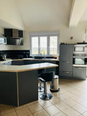 Cuisine ou kitchenette dans l'établissement Maison proche Circuit des 24h du Mans