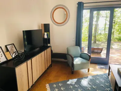 Télévision ou salle de divertissement dans l'établissement Evasion Nature, Lodge ideal pres du Zoo de Beauval