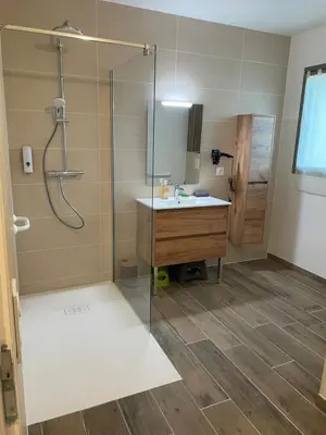 Salle de bains dans l'établissement Gîte Le Cottereau , à 5 minutes du Zoo Parc de Beauval