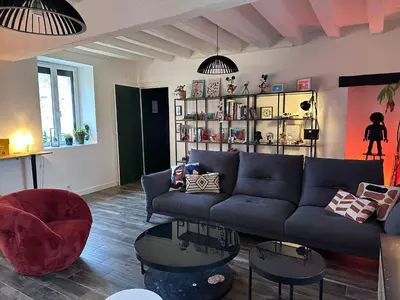 Coin salon dans l'établissement Idéal 24H du Mans - 3 chambres, jardin & stationnement facile