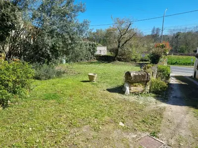 Jardin de l'établissement Maison semi troglodyte