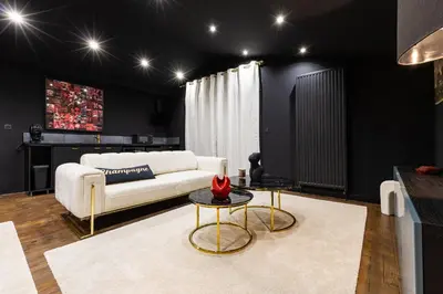 Coin salon dans l'établissement SecretRoom - Luxe, Balnéo et évasion -Arnage