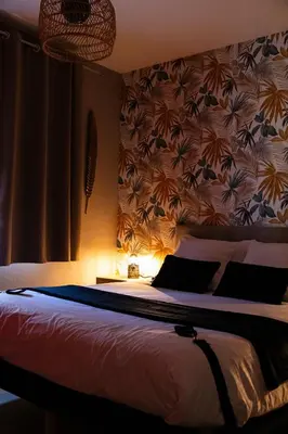 Un ou plusieurs lits dans un hébergement de l'établissement Charme & Sens Avec Jacuzzi intérieur
