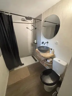 Salle de bains dans l'établissement Maison flanc de coteau