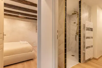 Un ou plusieurs lits dans un hébergement de l'établissement L'Écrin sous le Château - Sauna et Raffinement - Classé 4 étoiles