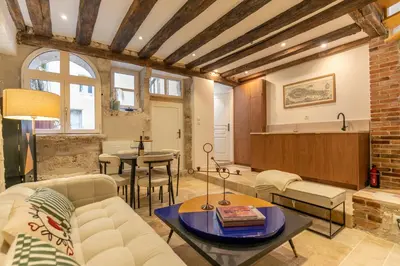 Coin salon dans l'établissement L'Écrin sous le Château - Sauna et Raffinement - Classé 4 étoiles