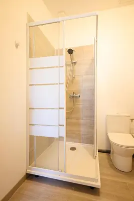 Salle de bains dans l'établissement Cocon Jacuzzi privatif - à 5 min du Mans