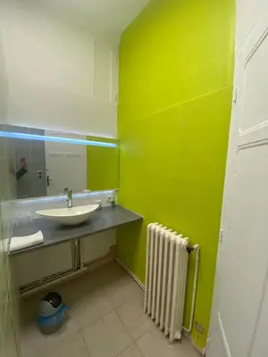 Salle de bains dans l'établissement Logement Spacieux 3 Chambres à Azay-le-Rideau