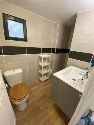 Salle de bains dans l'établissement Appt 5 personnes - 2 Chambres, terrasse et jardin