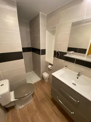 Salle de bains dans l'établissement Appt 5 personnes - 2 Chambres, terrasse et jardin